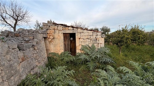 P  R  E  Z  Z  O    R  I  B  A  S  S  A  T  O  -  Corpo di 4 Trulli con 2 depositi